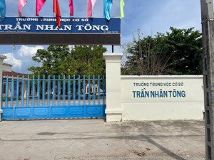 chủ cần tiền bán gấp lô đất diên an gần ngay chợ , cách đường bà đề chỉ tầm 20m lh: 