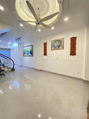 chính chủ cần bán nhà phố trạm long biên, 41m2 x 6t, dân xây gần phố, giá hơn 6 tỷ.