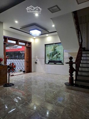 nhà 120m2 sân 2 xe hơi gần cấp 2 tân bình