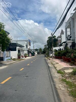 BÁN NHÀ CÓ SÂN RỘNG ĐẬU Ô TÔ, CÓ SỞ HỮU NHÀ, KHU DÂN CƯ HOÀNG HẢO PHƯỜNG THANH ĐỨC, VĨNH LONG