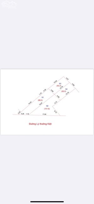 Mặt đường Lý Thường Kiệt- gần ngã tư giao với Lê Lợi