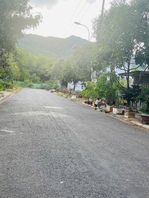 tái định cư đất lành đường 16m gần phong châu
- diện tích : 64m2 ( ngang 4m )