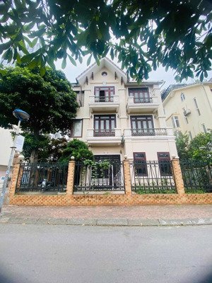 chủ nhà gửi bán nhà mặt hồ quảng an quáng khánh: 380m2, 3 tầng lô góc, mt: 16m. giá: thỏa thuận