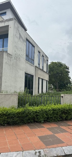 cần bán căn biệt thự đơn lập đặng xá. diện tích 345m2 vị trí đắc địa trong khu.