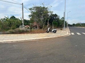 bán lô đất duy nhất 3 mặt đường. đường chính rộng 17m giá có 1 tỷ 750 lh 