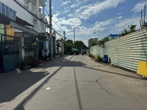 nhà cần bán mặt tiền đường thông 12 m. khu trung tâm của quận vị trí đẹp cạnh trường học