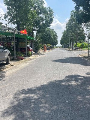 cần bán căn nhà phố thuộc dự án dta nhơn trạch đã có sổ hồng riêng ,khai thác cho thuê 5tr/tháng