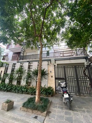 cho thuê bt mễ trì hạ, p mễ trì, nam từ liêm. dt 220m, mt 10m, 4 tầng. giá 55tr. lh 