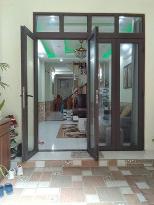 nhà dân gửi bán - 3 tầng - 55m2 - 4 phòng ngủ cạnh đại lộ thăng long - bảo sơn