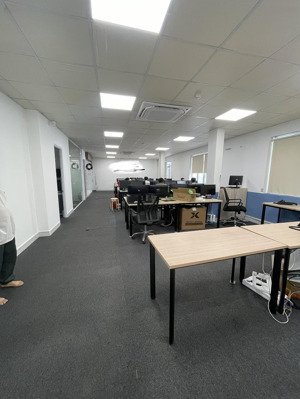 cho thuê văn phòng sẵn fitout ... phường an phú an khánh .. dt: 300m2 -- 65 triệu