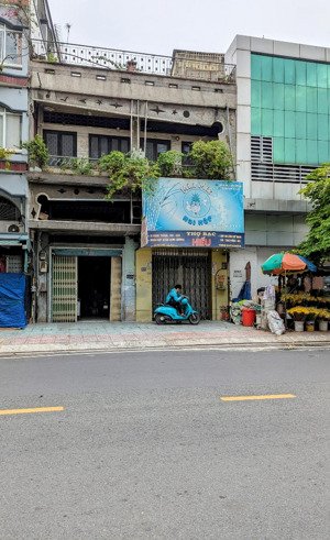 vị trí đẹp lề đường rộng rãi dễ dàng sửa chữa theo nhu cầu. gần chợ thiếc, bv chợ rẫy