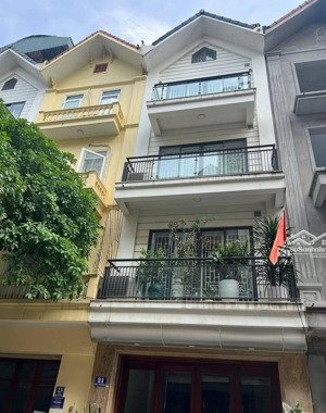 cho thuê nhà số 5a ngõ 18 mạc thái tổ. dt: 55m2 x 6t, tk: thông sàn, thang máy, đường 2 ô tô tránh