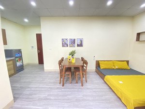 chính chủ cho thuê phòng studio 28m2 tại phố quan hoa ban công thoáng