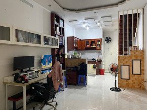 chính chủ. nhà 1 trệt 1 lầu. hẻm 1 xẹt. cách mặt tiền 10m . ngay chợ gv. dt 3.7 x 11 . giá 5.35 ty