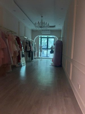 chính chủ bán mặt phố mai hắc đế kinh doanh sầm uất vỉa hè rộng.