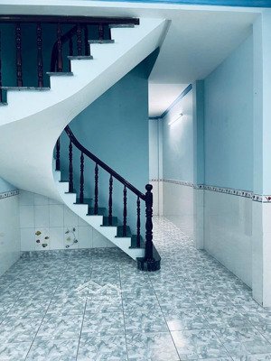 nhà gần sân bay giáp bình thạnh trệt lầu 2pn 2wc có máy lạnh giá chỉ 9,5 triệu