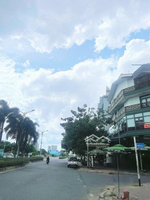 bán 46tỷ căn góc biệt thư 2 mặt tiền đ.hoàng trọng mậu & đ.số dt: 120m2 sẵn hđt lh: 