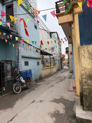 đất trung thôn,nhị khê thường tín. dt40m mt4m giá 2,9 tỷ. ô tô đỗ cửa cách trục chính 30m.