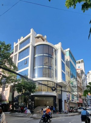 vị trí độc tôn! góc 2mt ngay nguyễn huệ, quận 1 - dt: 7x13m - 7 tầng - hđt: 300 triệu - giá: 80 tỷ