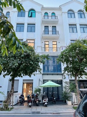 cắt lỗ nhà phố dt 126m2 - giá 23,x tỷ , sẵn sổ hồng sở hữu lâu dài , đô thị vinhomes grand park