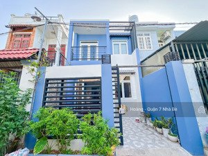 nhà xây ở kiên cố - diện tích lớn 5x20m - được 3pn lớn - có phòng dưới trệt cho người lớn tuổi