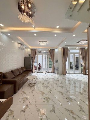 nhà 2 tầng đẹp - hẻm xe hơi thông trường sa - (6.3*7m) 47m2 cn đủ - 3pn 3wc full nội thất - gần chợ