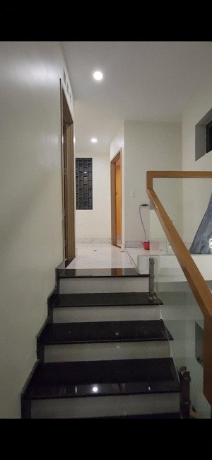 nhà 1 trệt 2 lầu 60m², 2 mặt tiền hẻm, bên hông là công viên, trước mặt hẻm 6m, sau lưng hẻm 2m