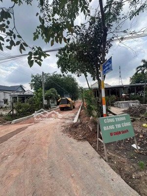 bán lô đất tân định đúng 10tr/m2 dt 93m2 thổ cư 60m2 ngang 5 mt đường nhựa rộng 6m nối ra ql13