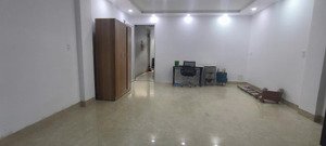cho thuê phòng dt 42m2 thảo điền q2. tầng trệt có sân sau. lh chính chủ 