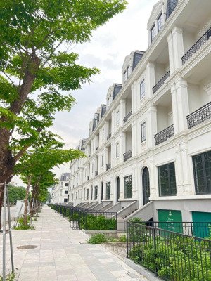 chủ nhà bán gấp căn lk mặt tây giá chỉ 39,9 tỷ bao phí. mặt đường 17,5m trước mặt công viên sau vh