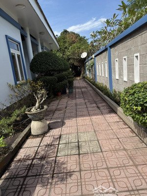 chủ gửi bán gấp căn biệt thự sân vườn góc 2 mặt tiền, dt 30 x 50m có 900m2 thổ giá 14,2 tỷ