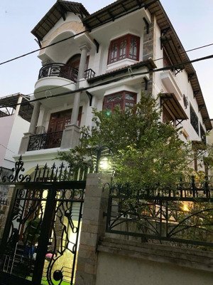 cần bán gấp biệt thự đường lê văn sỹ, q.3 dt: 9x20m trệt 2 lầu chỉ 40 tỷ