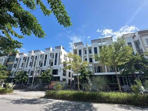 cần bán liền kề đường 25m, xẻ khe , 2 mặt thoáng , vị trí kinh doanh phù hợp làm nhà hàng