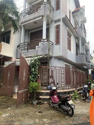 nhà mặt tiền lô góc. vị trí đẹp thoáng mát gần bờ sông thăng long