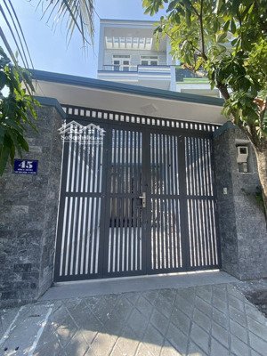 nhà mới xây, sạch đẹp thoáng mát, gần trung tâm, có nhiều cây xanh