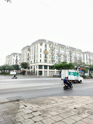 cho thuê nhà 6 tầng dt 200m2/sàn, cho thuê từng tầng hoặc cả nhà giá cho thuê 20tr/tháng