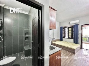 cho thuê phòng ban công lớn - 35m2 - full nội thất - sát chợ tân định - cầu kiệu - cv lê văn tám