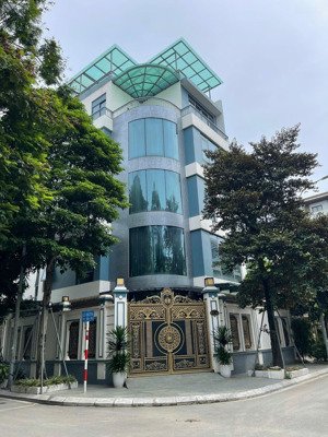 cho thuê biệt thự lô góc tại mỹ đình 2. dt: 200m2 * 4 tầng. mt: 25 m. đồ cơ bản. gía: 38 triệu