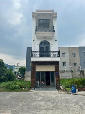 chủ cần bán nhà ngay nghã 4 bình chuẩn, kdc chuẩn chỉnh, 1 trệt 2 lầu, mới 98%, giá chỉ 3,65ty, rẻ.