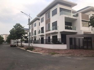 bán gấp lô biệt thự lô góc 2 mặt đường, hướng đông nam