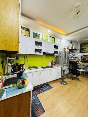 nhà 3 tầng đẹp cmt8 tân bình xe hơi đỗ cửa 40m2 nhỉnh 6.x tỷ
