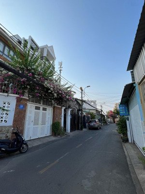 sát trung tâm hành chính q.2 - xe hơi vào nhà 2 tầng 4.4x25m - 8.2 tỷ.