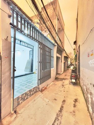 bán nhà hẻm ba gác rộng thoáng - 4x11m - 3pn - có phòng ở tầng trệt
