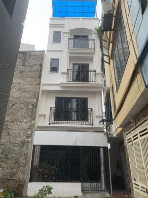 bán nhà đẹp miêu nha - thang máy. - gần ô tô - full nội thất xịn - vài bước chân ra phố