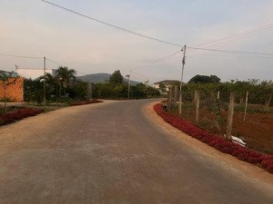 bán lô đất ngay trung tâm xã liên hiệp, dt 10x35m, cn 351m2 có 150m2 thổ cư, giá 2.2 tỷ