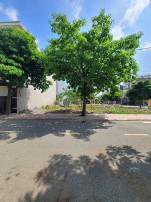 cần bán lô đất 80m2/1tỷ620, full thổ cư, mặt tiền đường 5m, đi ra ga dĩ an chỉ 10p di chuyển, shr.