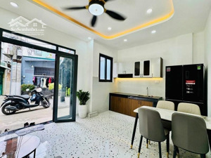ngang 5m giáp phan xích long 30m ra mặt tiền 2 tầng 3pn đầy đủ nội thất vào ở ngay