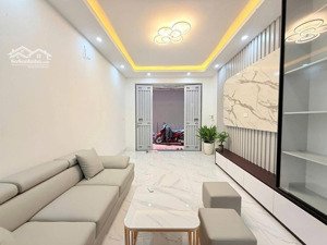 bán nhà quốc tử giám, ô tô đỗ sát nhà, nhà mới, nội thất nhập khẩu, 45m gần trung tâm thành phố.