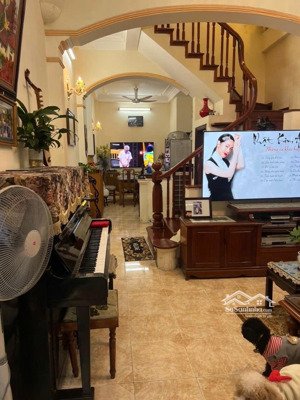 siêu phẩm hoàng hoa thám đống đa, giá đầu tư, vị trí đẹp, 10m ra ô tô tránh, 61m2, 3 tầng, 10.6 tỷ