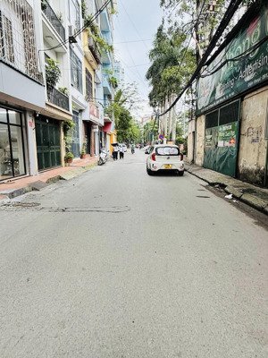 biệt thự vip hoàng cầu - ô tô tránh - cách phố 50m - dt 130m2, mt 8m - 42 tỷ có tl